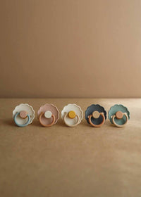FRIGG Daisy Natural Rubber Pacifier 2-Pack - Biscuit/Lily Pad