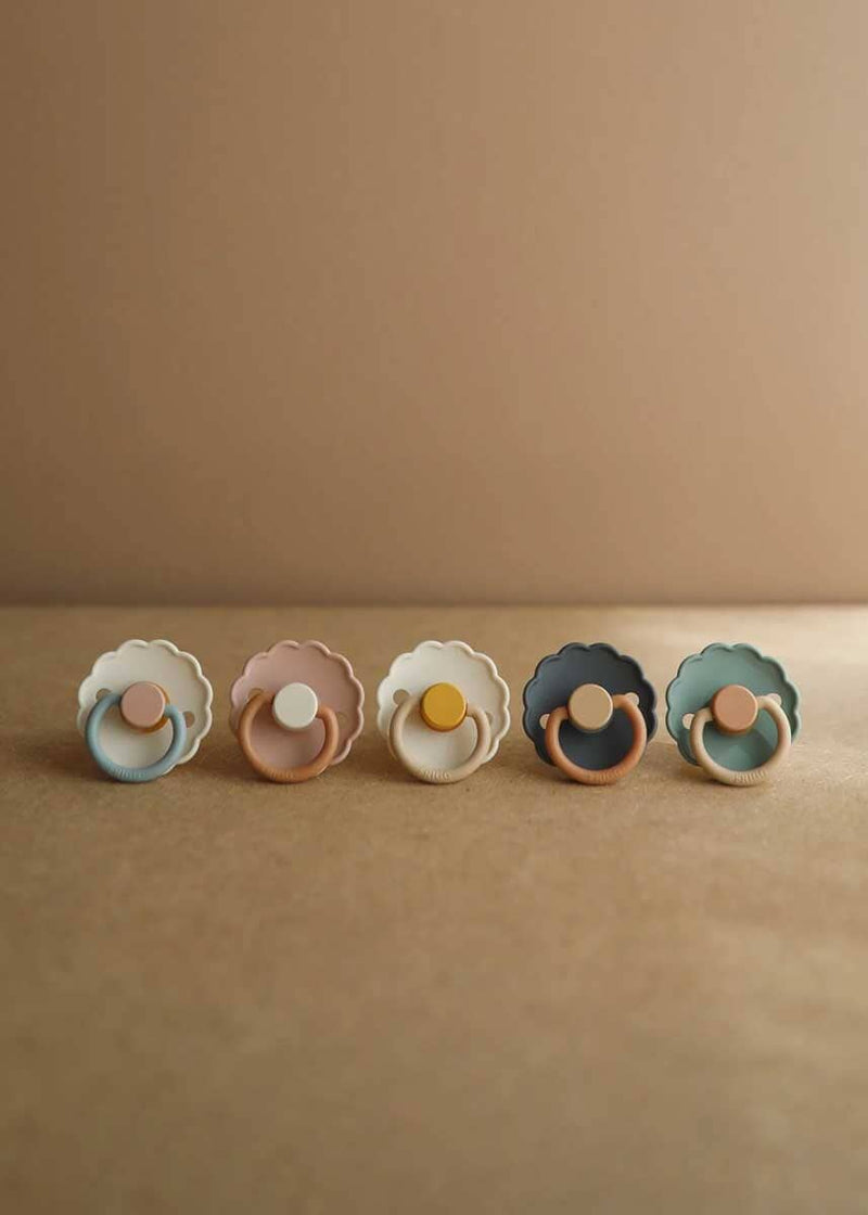 FRIGG Daisy Natural Rubber Pacifier 2-Pack - Biscuit/Lily Pad